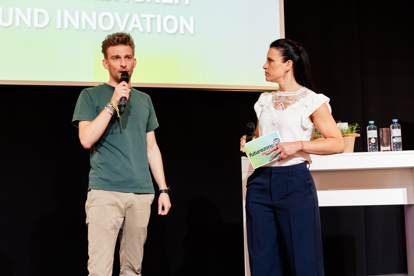 Kilian Kaminski - Co-Founder von refurbed und Moderatorin Conny Kreuter