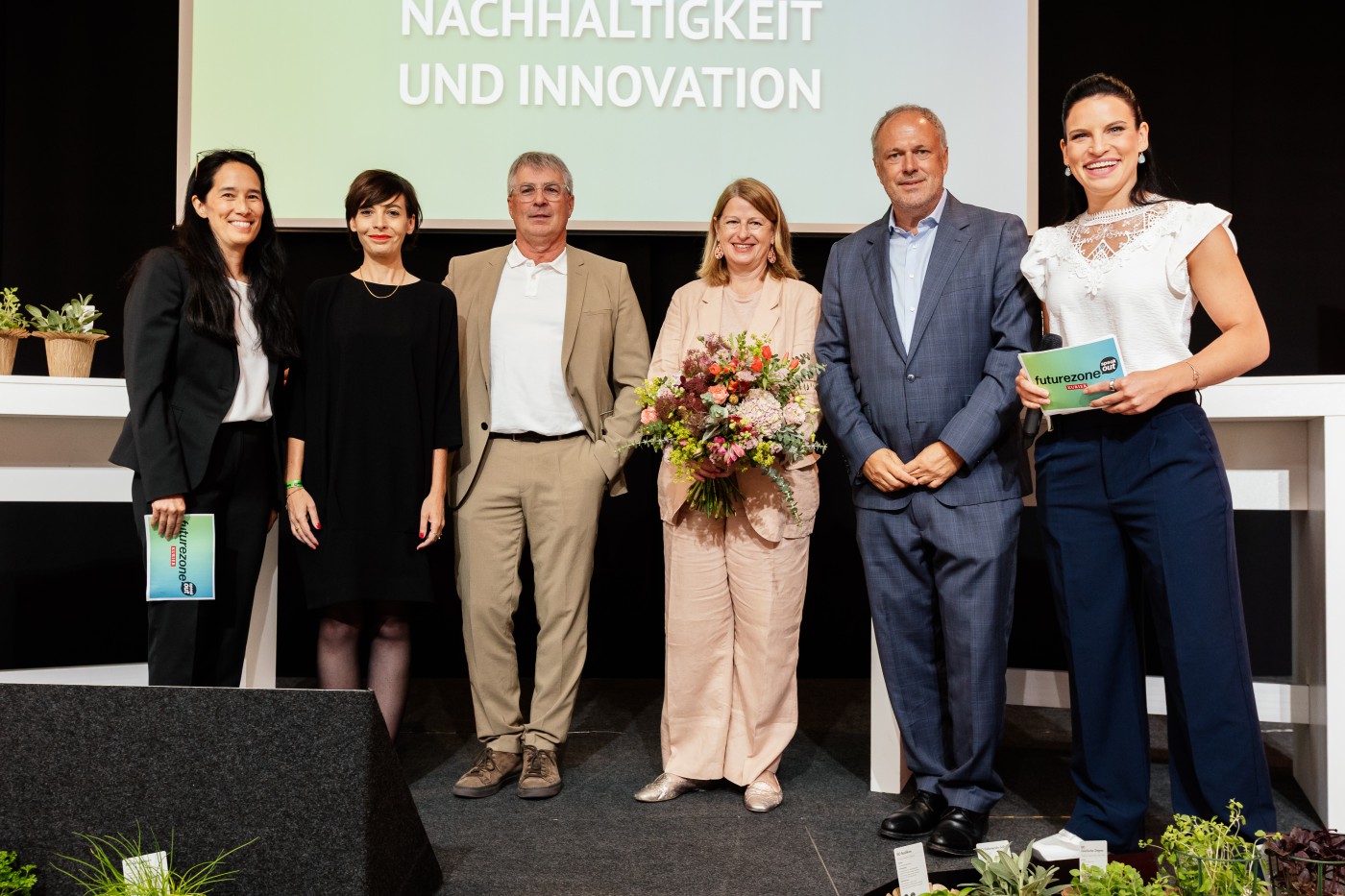 Begrüßung Martin Gebhart - KURIER-Chefredakteur | Claudia Zettel - KURIER futurezone-Chefredakteurin Kimiko Uriu - SPEAK OUT-Initiatorin und KURIER-Nachhaltigkeitsbeauftragte | Richard Grasl - KURIER-Geschäftsführer | Eva Engelberger, Leitung der Bereiche Kommunikation, Marketing & Customer Services des MuseumsQuartier Wien